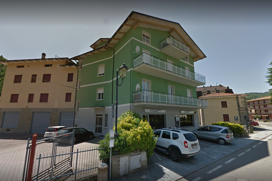 Entrano in banca e rubano la cassaforte