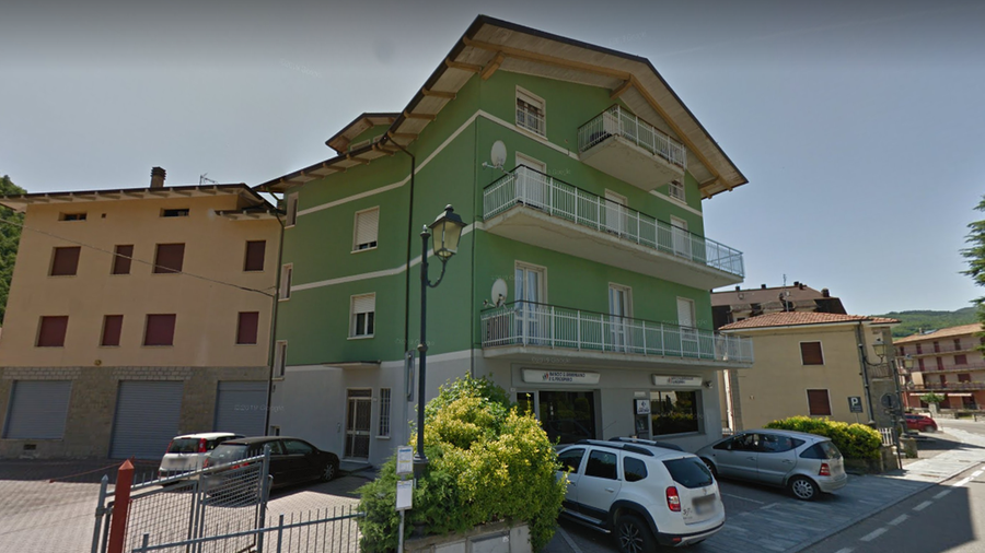 Entrano in banca e rubano la cassaforte