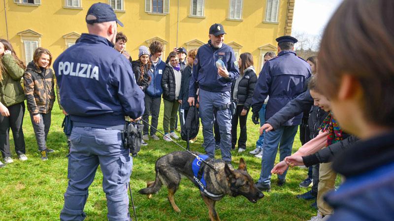 Ona, il cane antidroga che insegna ai ragazzi il lavoro contro le sostanze