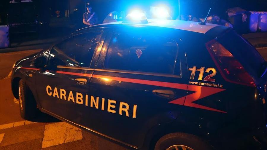 Ricercato per truffa e sostituzione di persona, aggredisce i carabinieri che volevano prenderlo