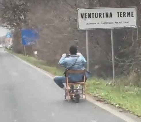 Gira sul monopattino con la sedia e gli agenti della municipale lo cercano senza successo