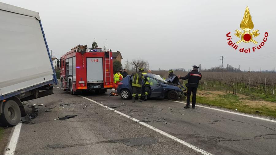 Tragico scontro tra auto e camion a Rio Saliceto: morto un 67enne
