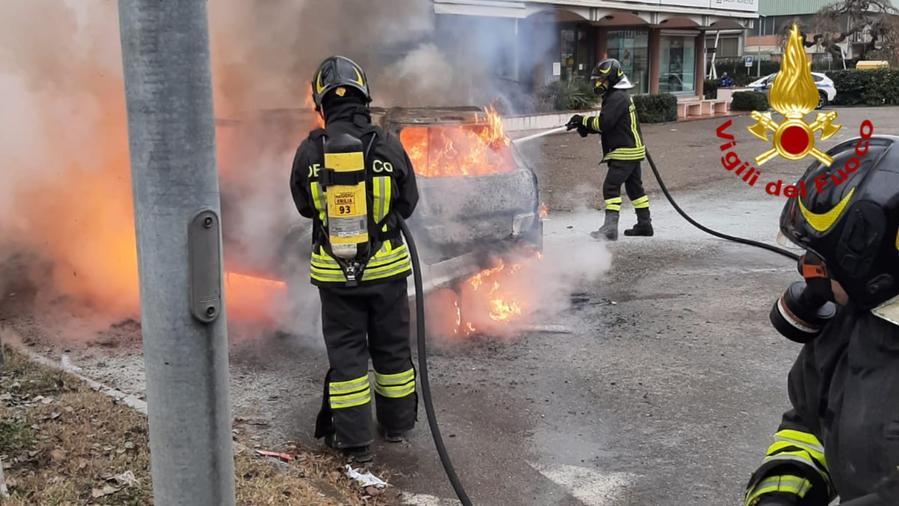 Auto a fuoco a Cella, illeso il conducente