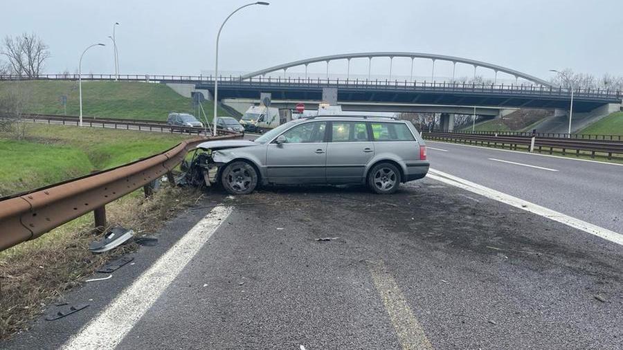 Modena, investe due ragazze, fugge, poi forza casello. Resta in carcere con l’accusa di tentato omicidio
