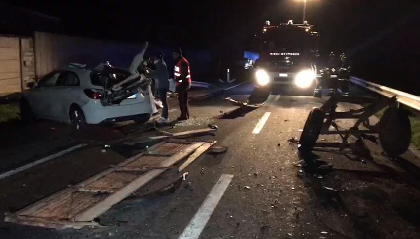 L’auto distrutta dopo lo schianto