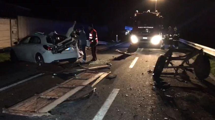 L’auto distrutta dopo lo schianto