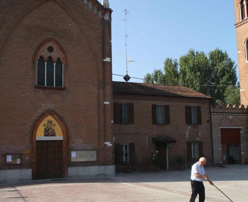 Ferrara, distribuzione d’acqua santa con autobenedizione di casa