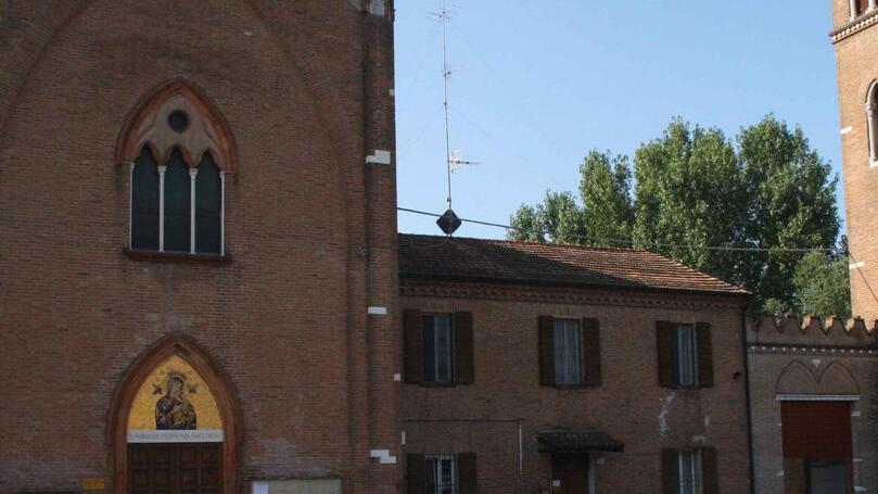 Ferrara, distribuzione d’acqua santa con autobenedizione di casa