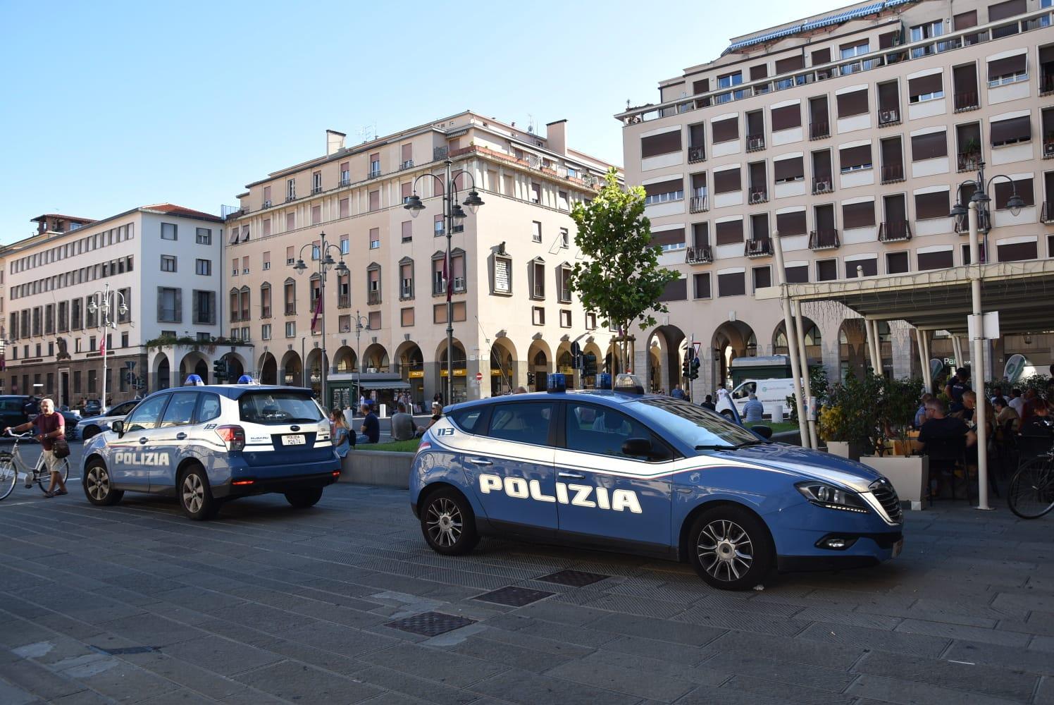 Due auto della polizia in centro (foto d'archivio)