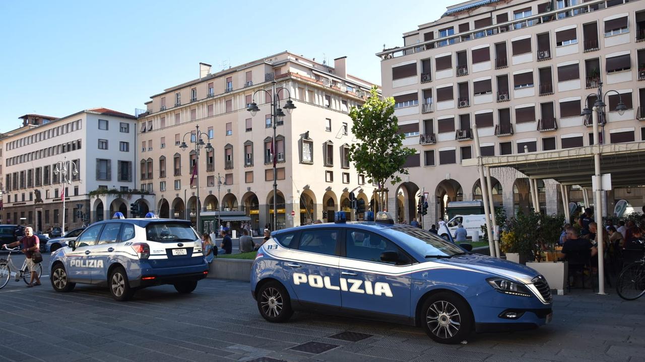 Due auto della polizia in centro (foto d'archivio)