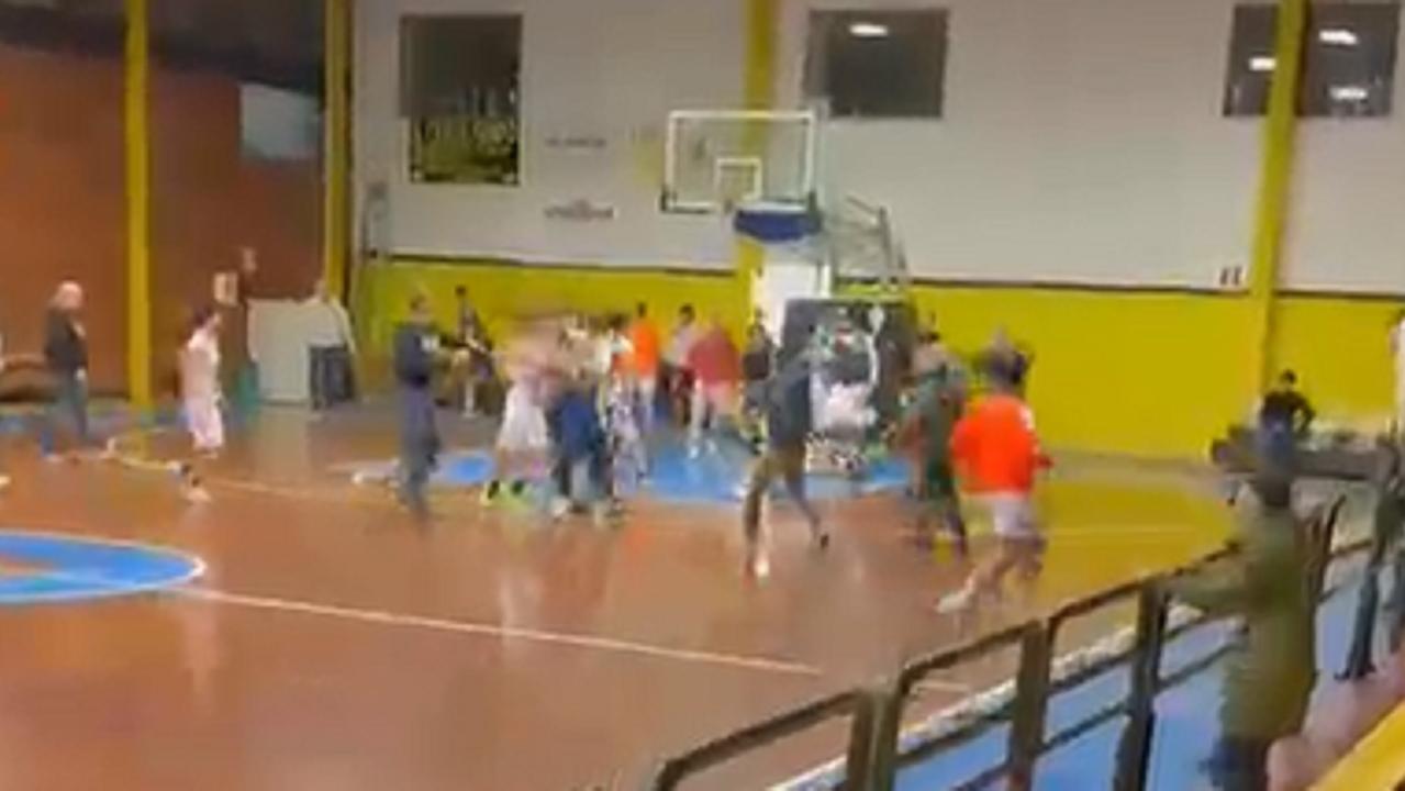 Un momento della rissa in palestra
