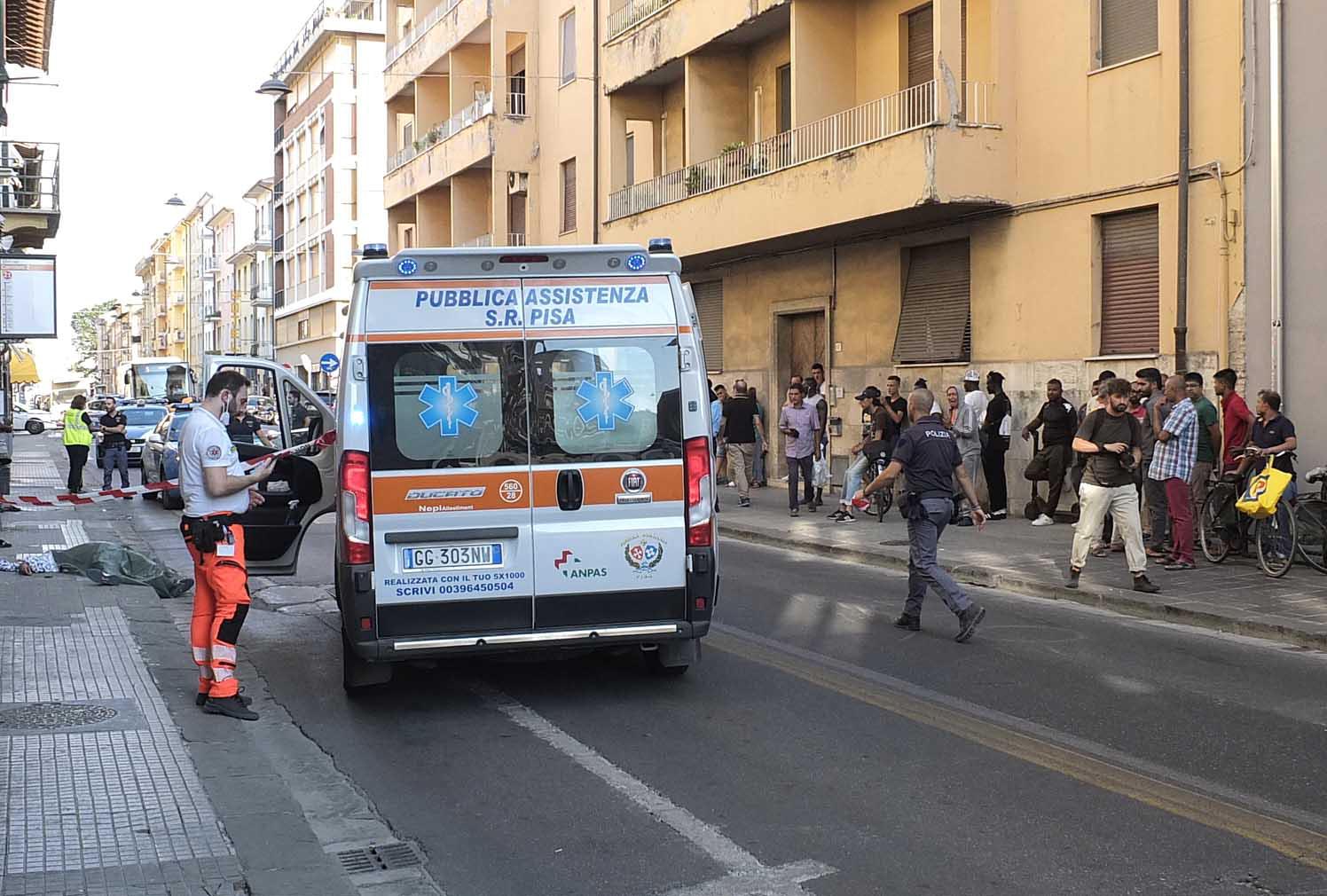 Soccorritori e forze dell'ordine a Pisa dopo l'omicidio (foto Muzzi)