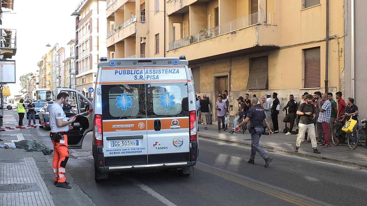 Soccorritori e forze dell'ordine a Pisa dopo l'omicidio (foto Muzzi)