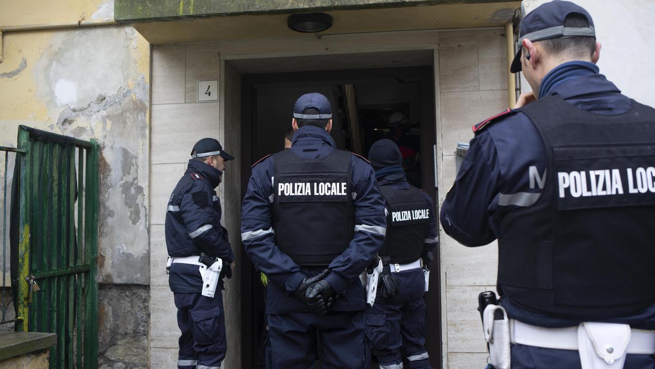 Gli agenti della polizia municipale prima dello sgombero (foto Daniele Stefanini/Agenzia Franco Silvi)
