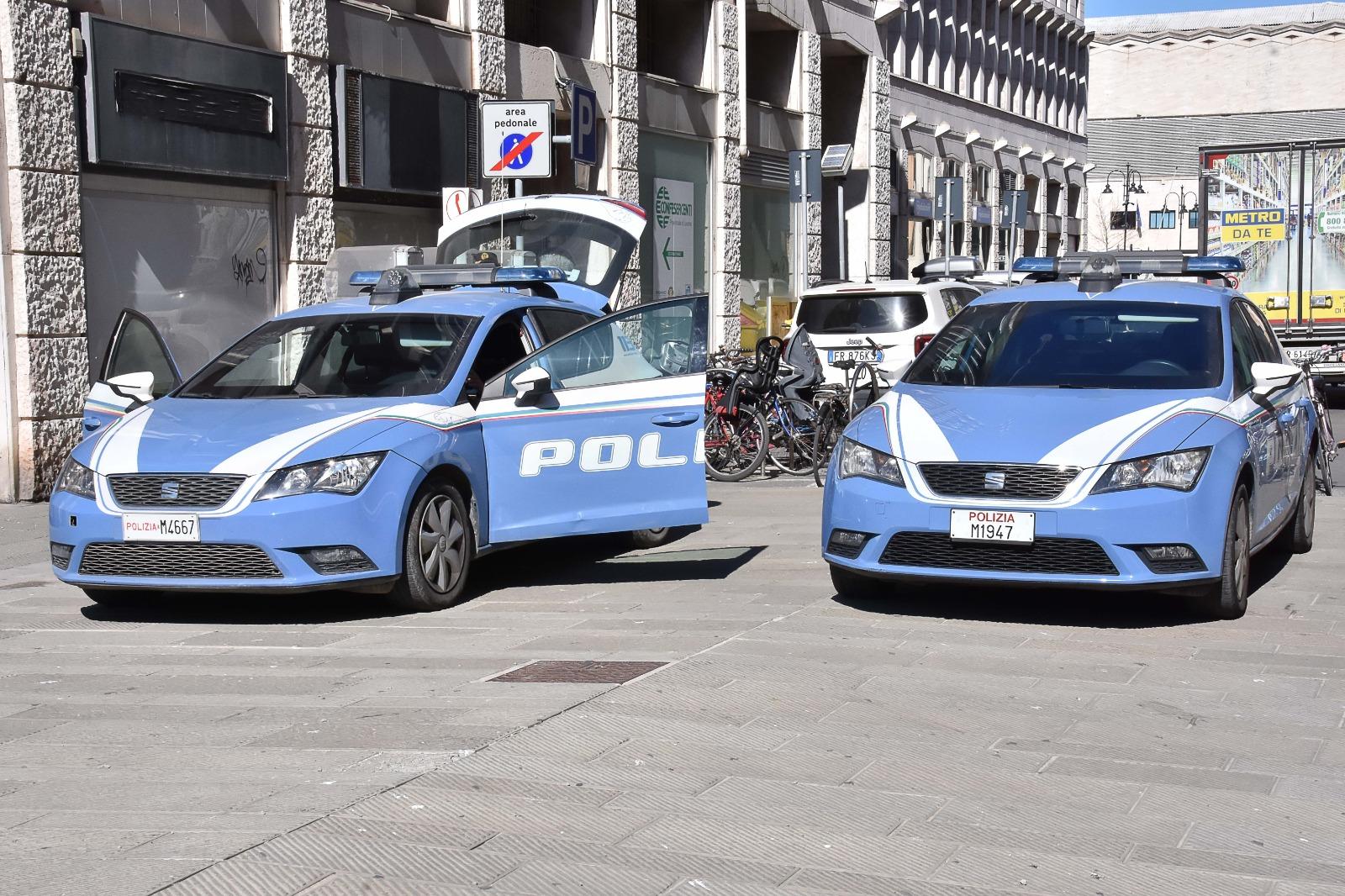Due volanti della polizia di Stato in centro (foto d'archivio)