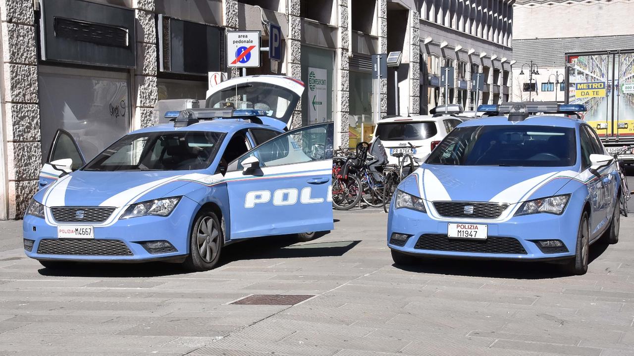 Due volanti della polizia di Stato in centro (foto d'archivio)