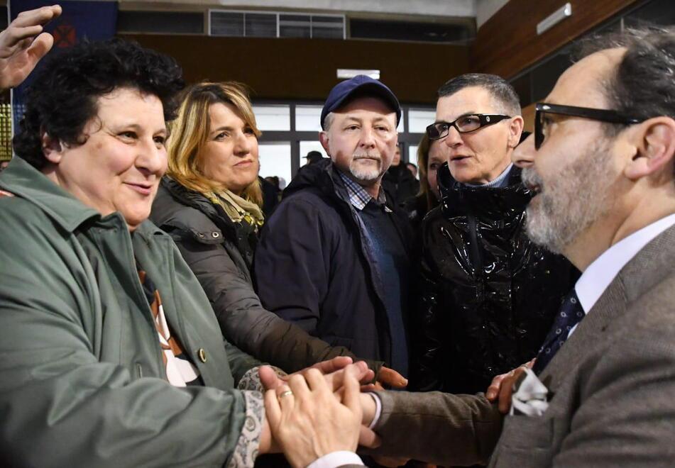 Massa, il consiglio vota la sfiducia: Persiani non è più sindaco