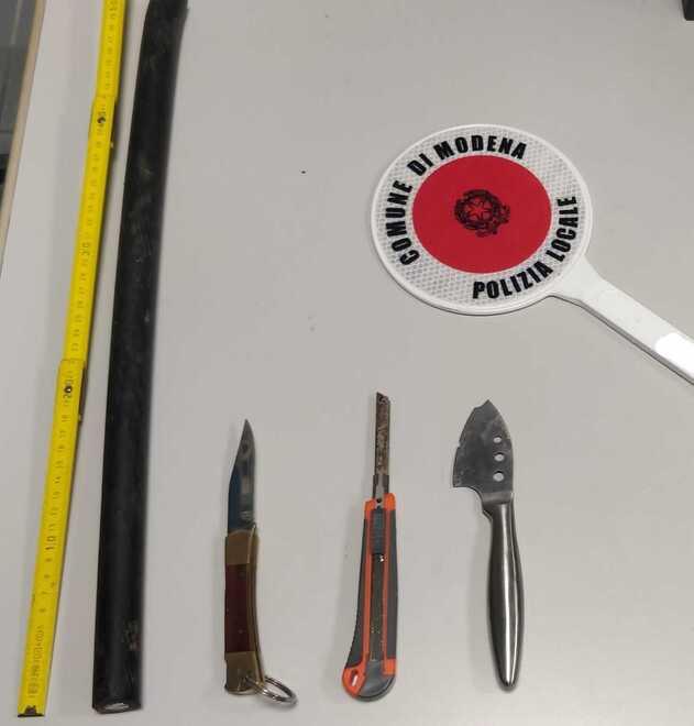Modena Guida senza patente con coltelli a bordo Denunciato un 77enne 