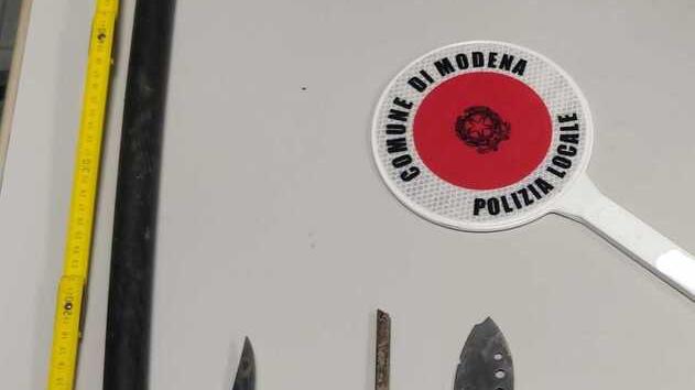 Modena Guida senza patente con coltelli a bordo Denunciato un 77enne