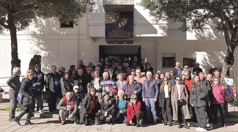 
	La comitiva dei bigliettatori Fasi davanti al Museo delle maschere del Mediterraneo di Mamoiada

