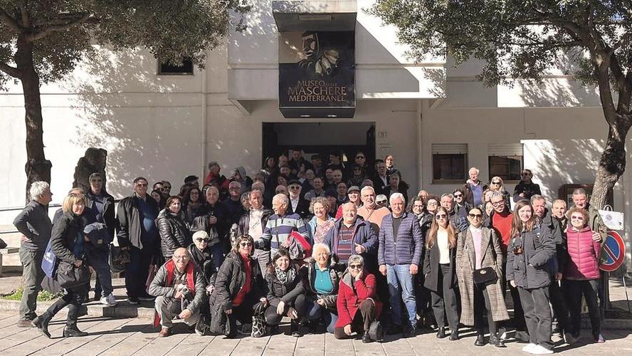 La comitiva dei bigliettatori Fasi davanti al Museo delle maschere del Mediterraneo di Mamoiada
