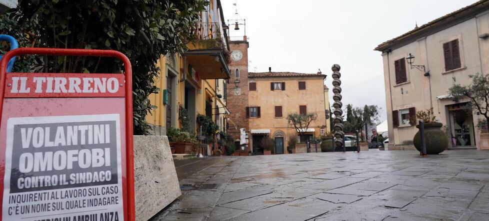 Volantini omofobi, Lajatico abbraccia il suo sindaco: «Quello schifo non ci appartiene»