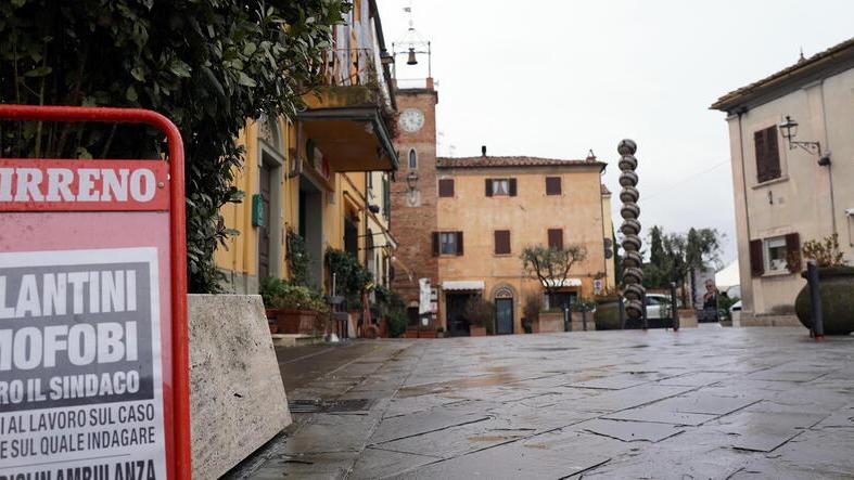 Volantini omofobi, Lajatico abbraccia il suo sindaco: «Quello schifo non ci appartiene»
