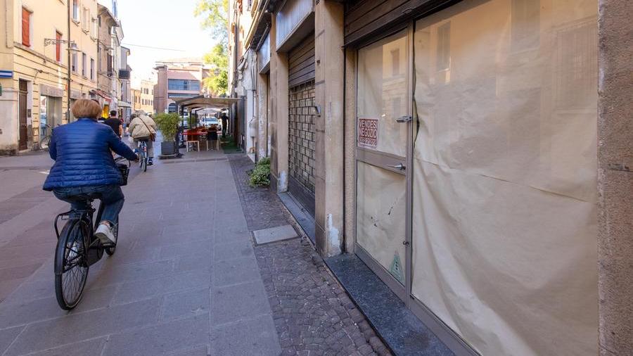 Ferrara, ecatombe di negozi in centro: «Più turismo e canoni ridotti»
