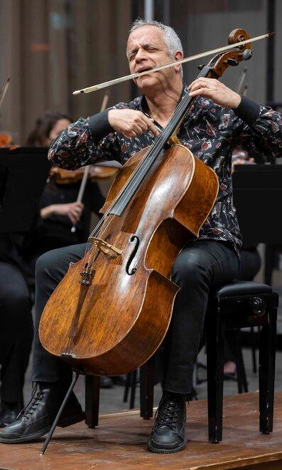 Ferrara, Sollima dal vivo all’Abbado: «La musica sublima la realtà»