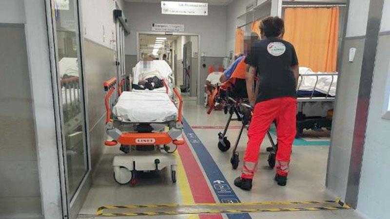 Caos ricoveri al Versilia: anche 48 ore di attesa per un posto letto. L’Asl corre ai ripari