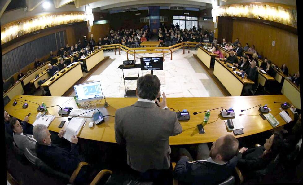Massa, Persiani sfiduciato: quei sassolini nelle scarpe e il sindaco delle «yes girl»