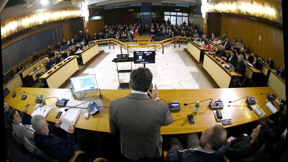 Massa, Persiani sfiduciato: quei sassolini nelle scarpe e il sindaco delle «yes girl»