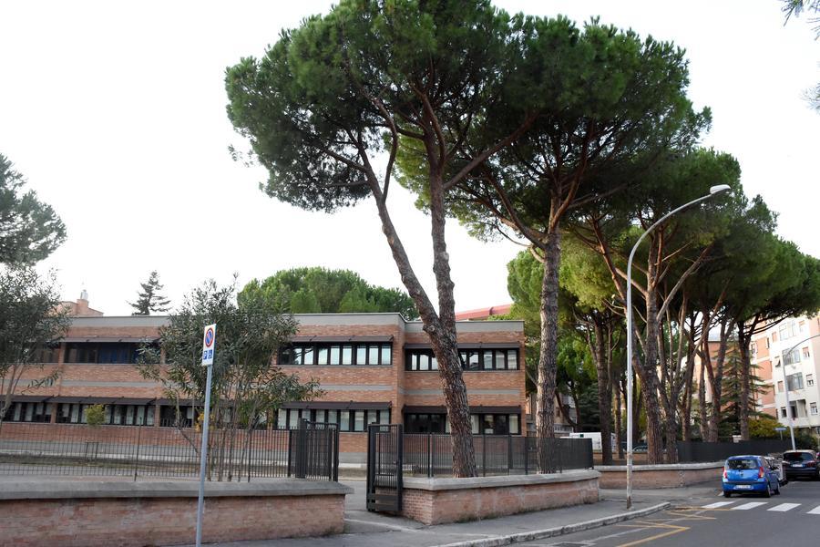 Il caso via Monte Bianco s’allarga. Ansia per il futuro di altre scuole