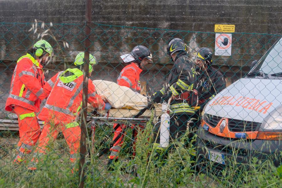 Un incendio e una fuga di monossido, due persone ferite
