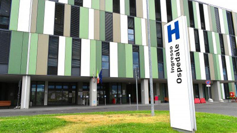 Cade sul marciapiede dell’ospedale di Pistoia, chiamano l’ambulanza da Agliana