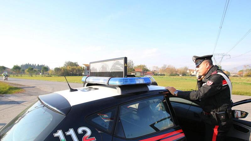 Condannato a oltre sei anni, fa il latitante: torna a casa e prende a calci e pugni i carabinieri