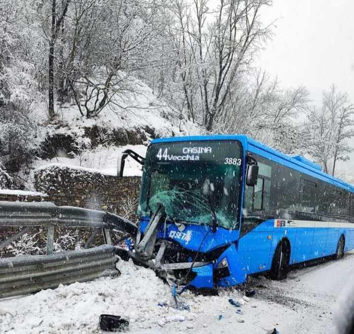 Il ciclone Juliette porta altra neve Un bus “infilzato” dal guardrail