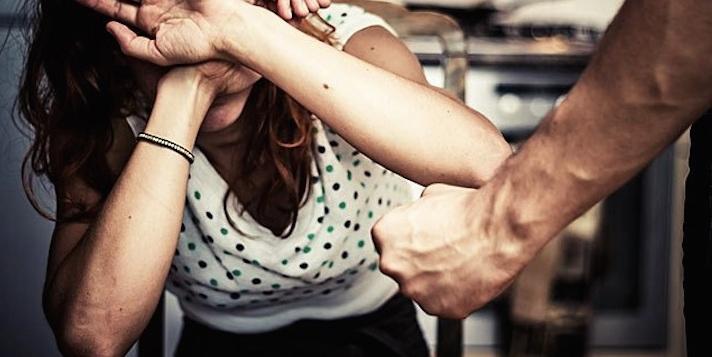 Denuncia il marito e va via di casa. Poi torna con lui: «È cambiato»