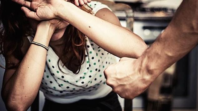 Denuncia il marito e va via di casa. Poi torna con lui: «È cambiato»