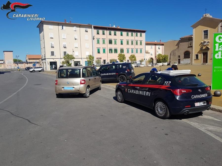 
	I carabinieri dopo il ritrovamento dell'auto

