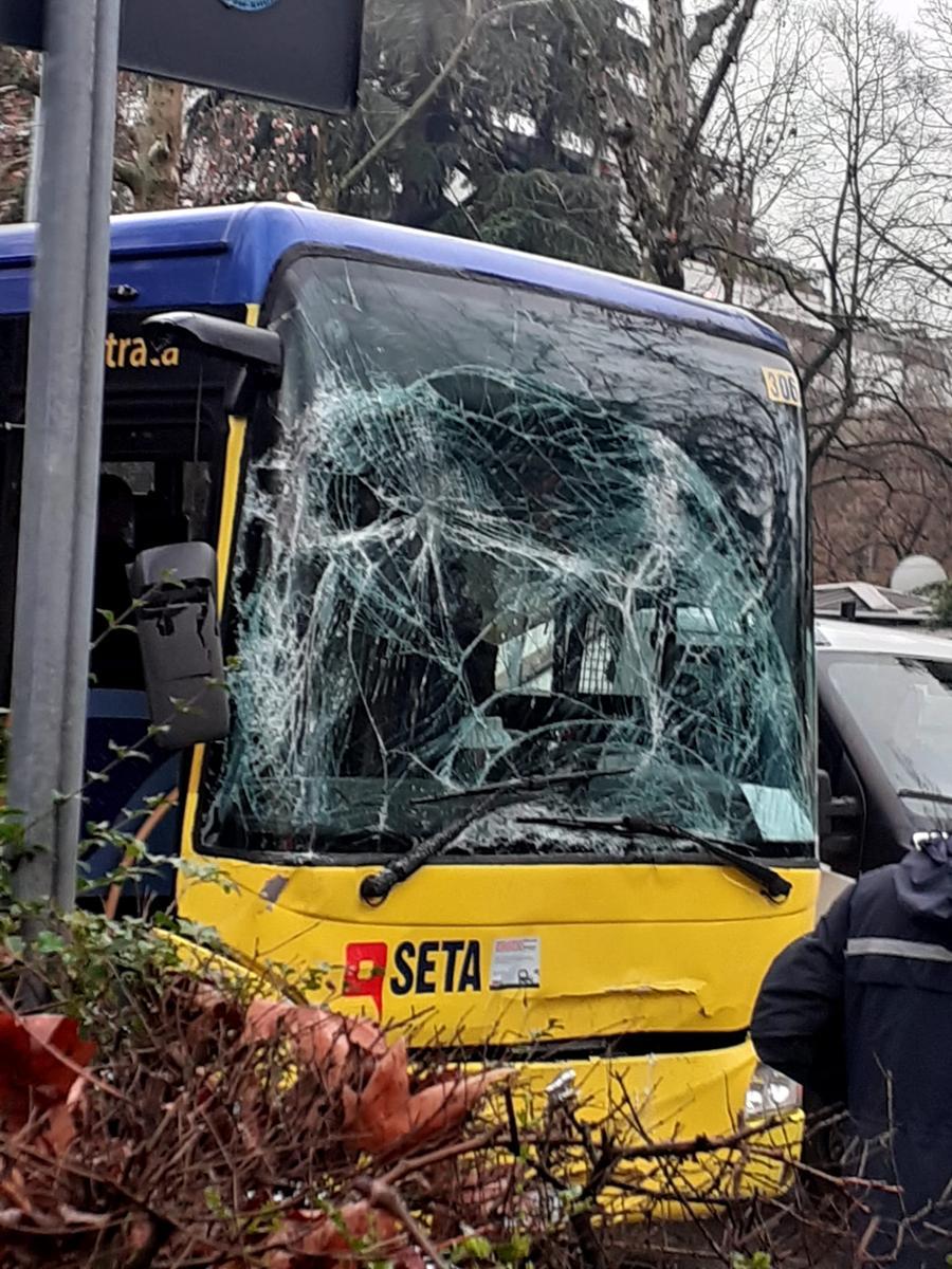 Modena: tamponamento bus-corriera, una decina di studenti  contusi