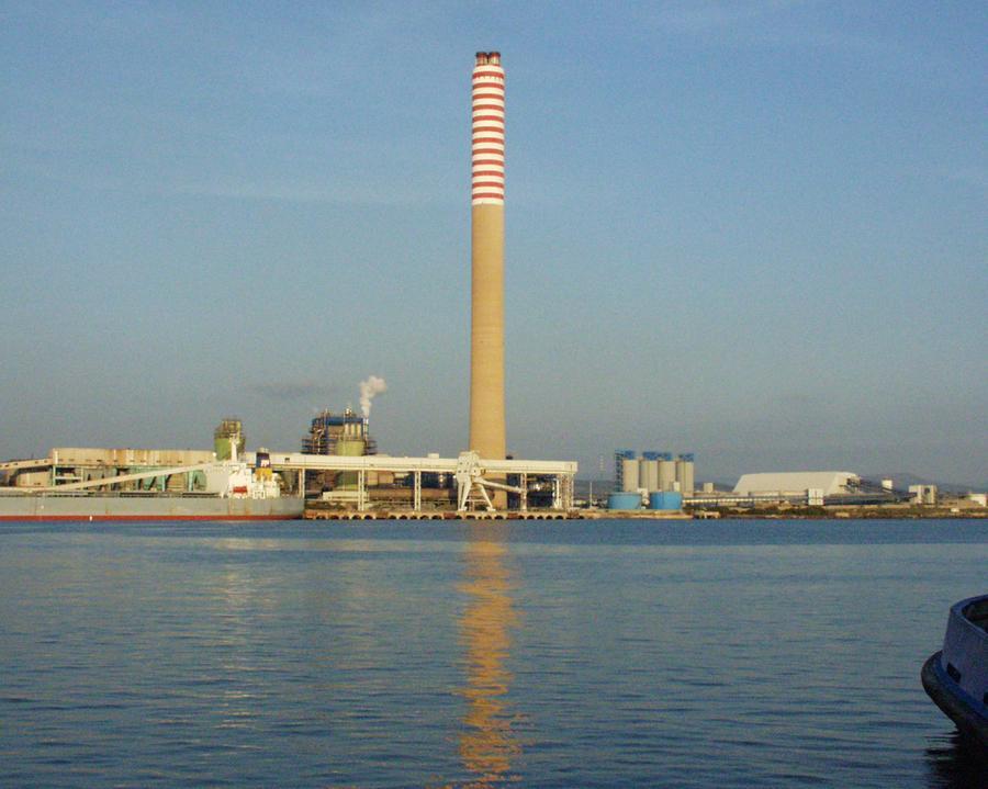 Gli operai sulla torre di Portovesme all’assessora: «Non crediamo più alle promesse»