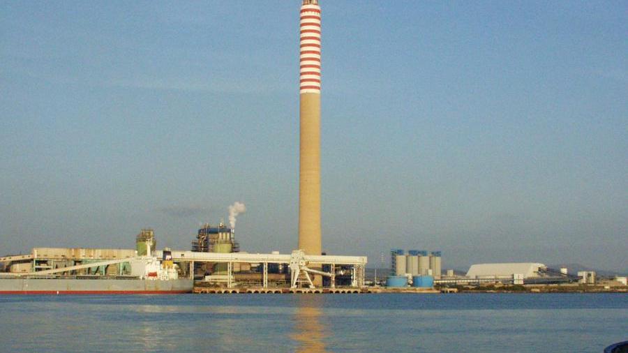 Gli operai sulla torre di Portovesme all’assessora: «Non crediamo più alle promesse»