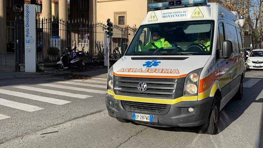 Un'ambulanza della Misericordia di Montenero (foto d'archivio)