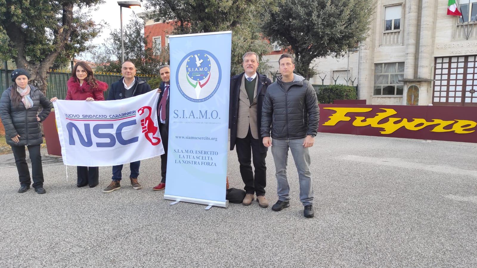 I sindacalisti fuori dalla caserma "Vannucci"