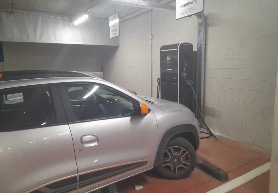 Un'auto in attesa di ricarica all'Esselunga di viale Petrarca