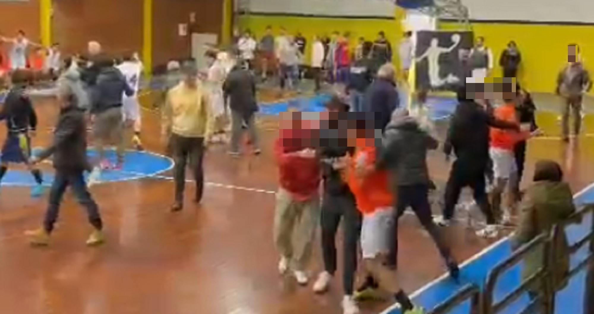 Un frame del video della rissa