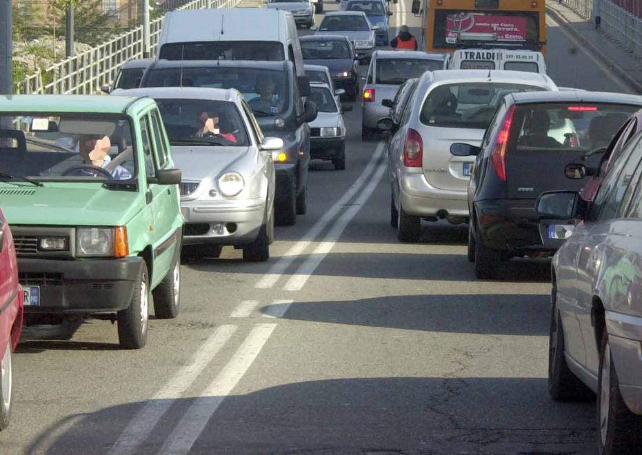 Formigine. Donna precipita dal cavalcavia: paura sulla Modena-Sassuolo 