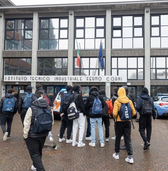 Modena, davanti al Corni. «Non vogliamo passare per la scuola dei cattivi Noi studenti siamo stanchi» 
