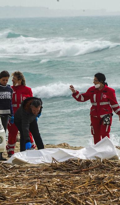 Il vescovo di Ferrara e i migranti morti in mare: «Serve responsabilità e impegno»